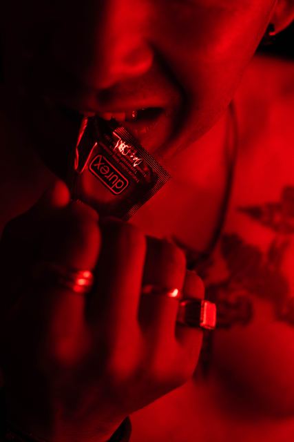 Portrait masculin dans une lumière rouge profonde
