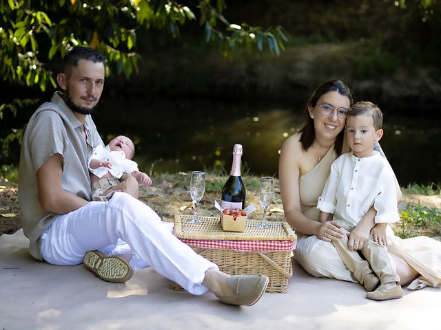 Famille réunie autour d'un pique-nique au bord de l'eau